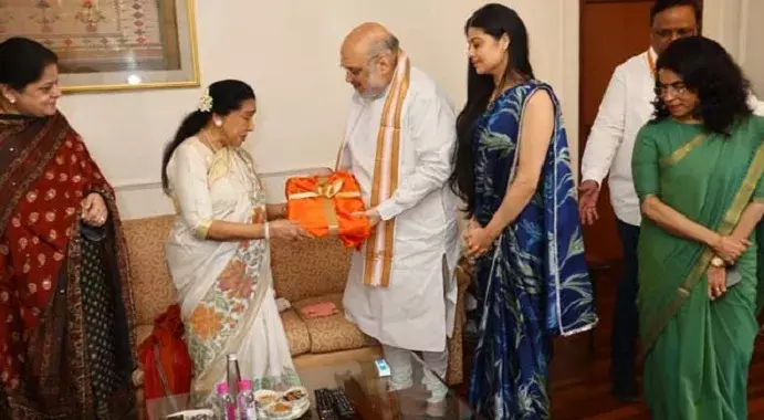 अमित शाह ने बेस्ट ऑफ आशा भोंसले पुस्तक का विमोचन किया