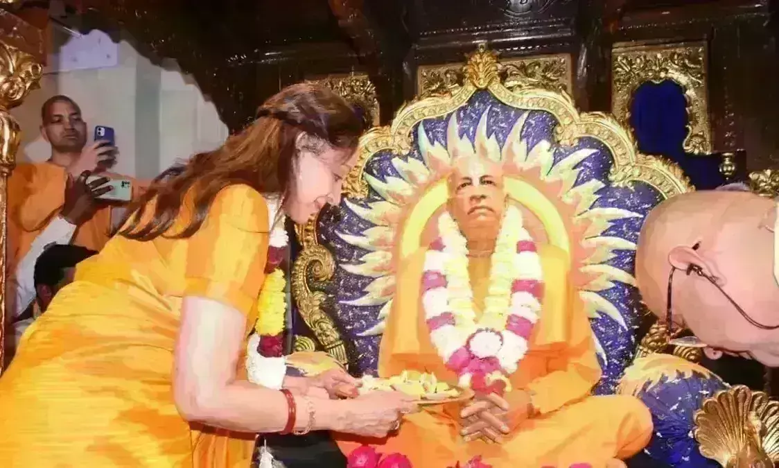 हेमा मालिनी पहुंची उज्जैन, इस्कॉन मंदिर में किए दर्शन