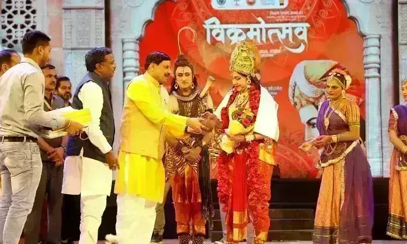 उज्जैन में विक्रमोत्सव में अभिनेत्री हेमा मालिनी ने दी अद्भुत प्रस्तुति, नृत्य ने सबका मन मोहा उज्जैन में विक्रमोत्सव में अभिनेत्री हेमा मालिनी ने दी अद्भुत प्रस्तुति, नृत्य ने सबका मन मोहा