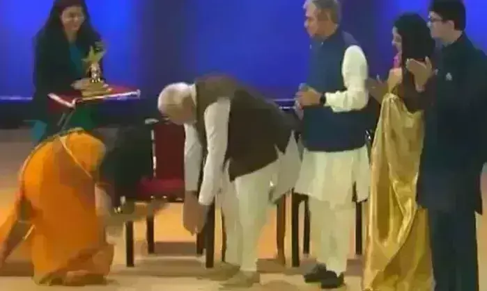 ओहो बाबा पैर मत छुओ कहकर दो कदम पीछे हटे प्रधानमंत्री, फिर किया अभिवादन