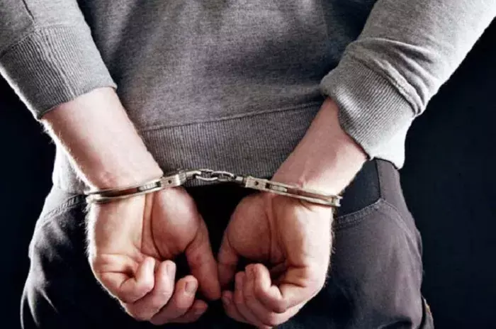 पुलिस व बदमाश के बीच मुठभेड़ में तस्कर को लगी गोली, गिरफ्तार