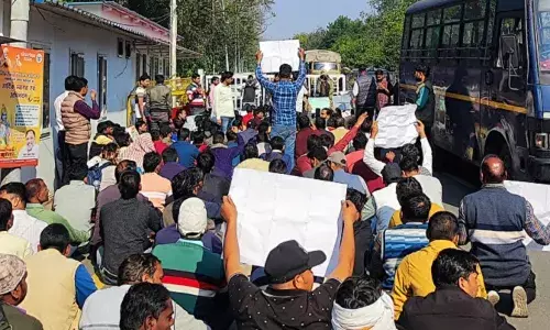 69 हजार शिक्षक भर्ती मामले में अभ्यर्थियों ने किया उप मुख्यमंत्री केशव के आवास का घेराव