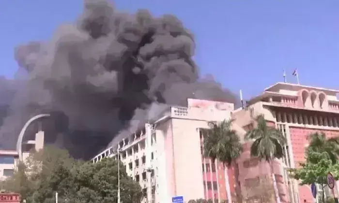 भोपाल में मंत्रालय की तीसरी मंजिल पर लगी आग, 5 कर्मचारी फंसे