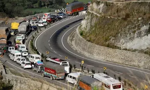 जम्मू-श्रीनगर राष्ट्रीय राजमार्ग यातायात के लिए एकतरफा खुला