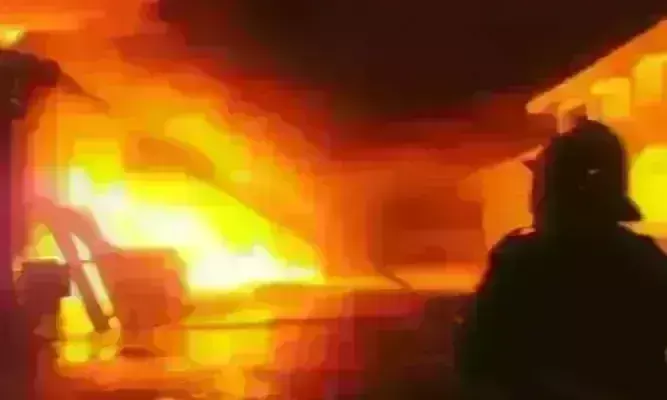 ग्वालियर की एक मल्टी में लगी आग, बचाव अभियान में दो दमकल कर्मी झुलसे