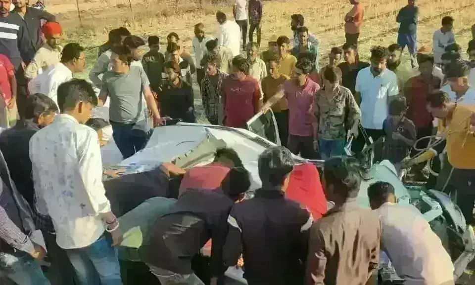 इंदौर में बड़ा हादसा, कार पर पलट गया लोडेड ट्रक,  महिला की मौत