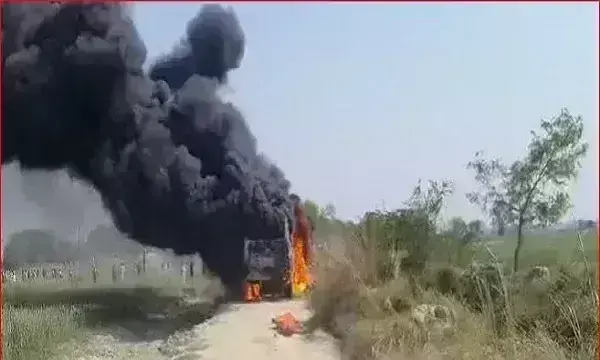 गाजीपुर में बस पर टूटकर गिरा हाईटेंशन तार, कई लोगों की जलकर मौत