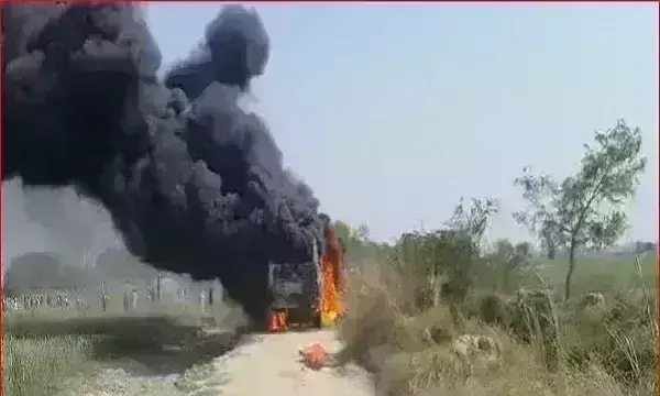 गाजीपुर में बस पर टूटकर गिरा हाईटेंशन तार, कई लोगों की जलकर मौत