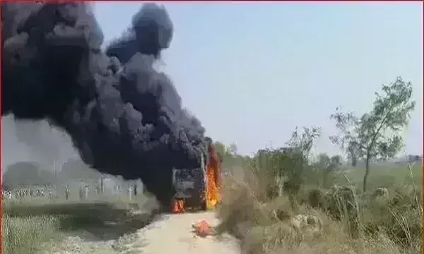 गाजीपुर में बस पर टूटकर गिरा हाईटेंशन तार, कई लोगों की जलकर मौत