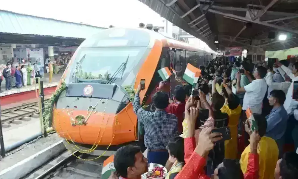 मप्र को मिली चौथी वंदे भारत ट्रेन, प्रधानमंत्री ने हरी झंडी दिखाकर की शुरुआत