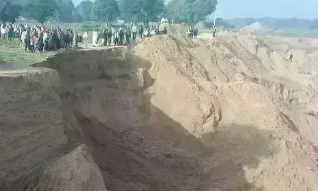 महोबा में हादसा, पहाड़ का हिस्सा गिरा, तीन मजदूरों की मलबे में दबकर मौत