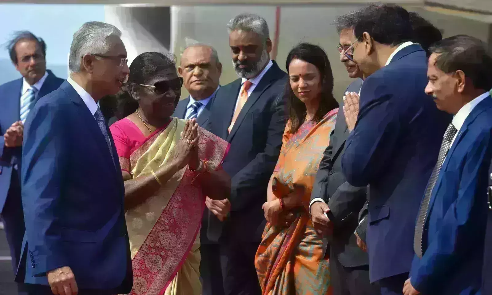 मॉरीशस पहुंची राष्ट्रपति मुर्मू, अपने समकक्ष को भेंट किया रूपे कार्ड