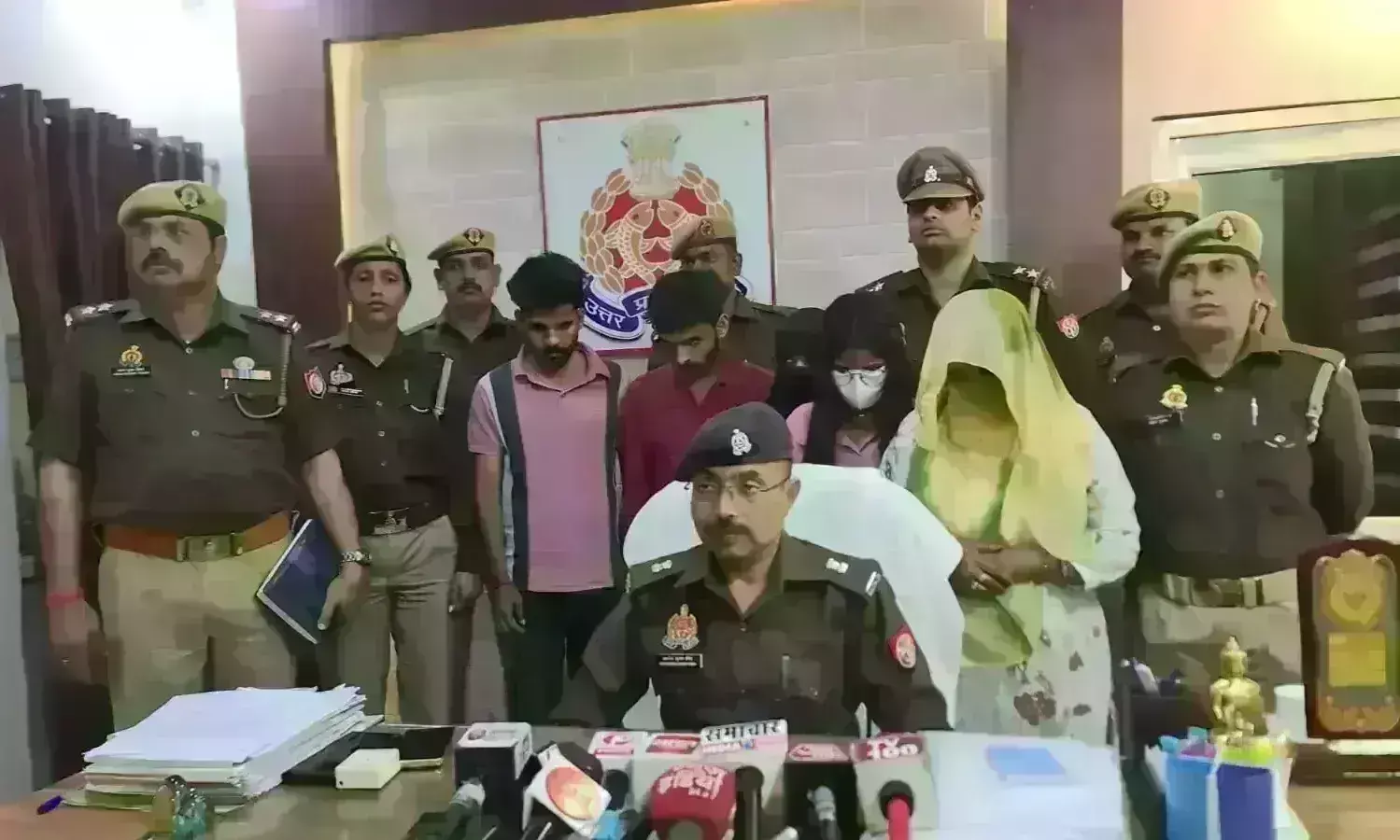 झांसी में तीन महिलाओं समेत पांच गांजा तस्कर गिरफ्तार झांसी में तीन महिलाओं समेत पांच गांजा तस्कर गिरफ्तार