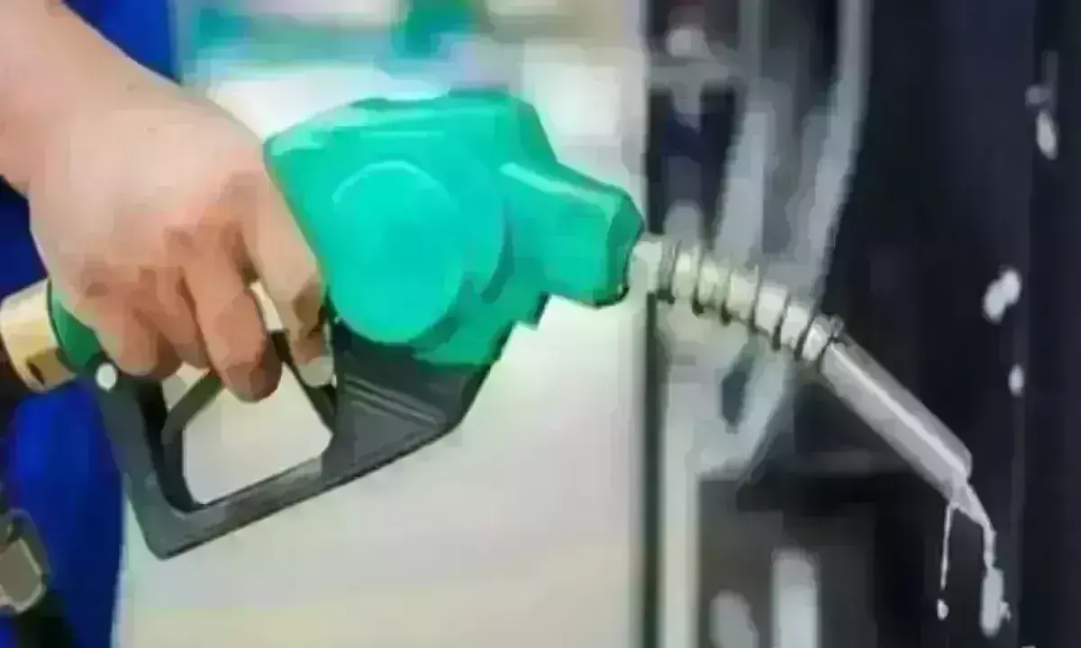 देशभर में सस्ता हुआ पेट्रोल-डीजल, नई दरें लागू देशभर में सस्ता हुआ पेट्रोल-डीजल, नई दरें लागू