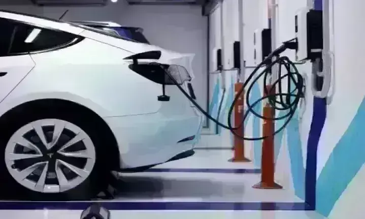 भारत में Tesla के आने की राह हुई आसान, सरकार ने बदली EV पॉलिसी