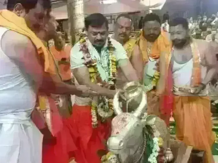 हैदराबाद के विधायक टी राजा सिंह ने किए महाकाल के दर्शन, कहा - जल्द लागू होगी NRC हैदराबाद के विधायक टी राजा सिंह ने किए महाकाल के दर्शन, कहा - जल्द लागू होगी NRC