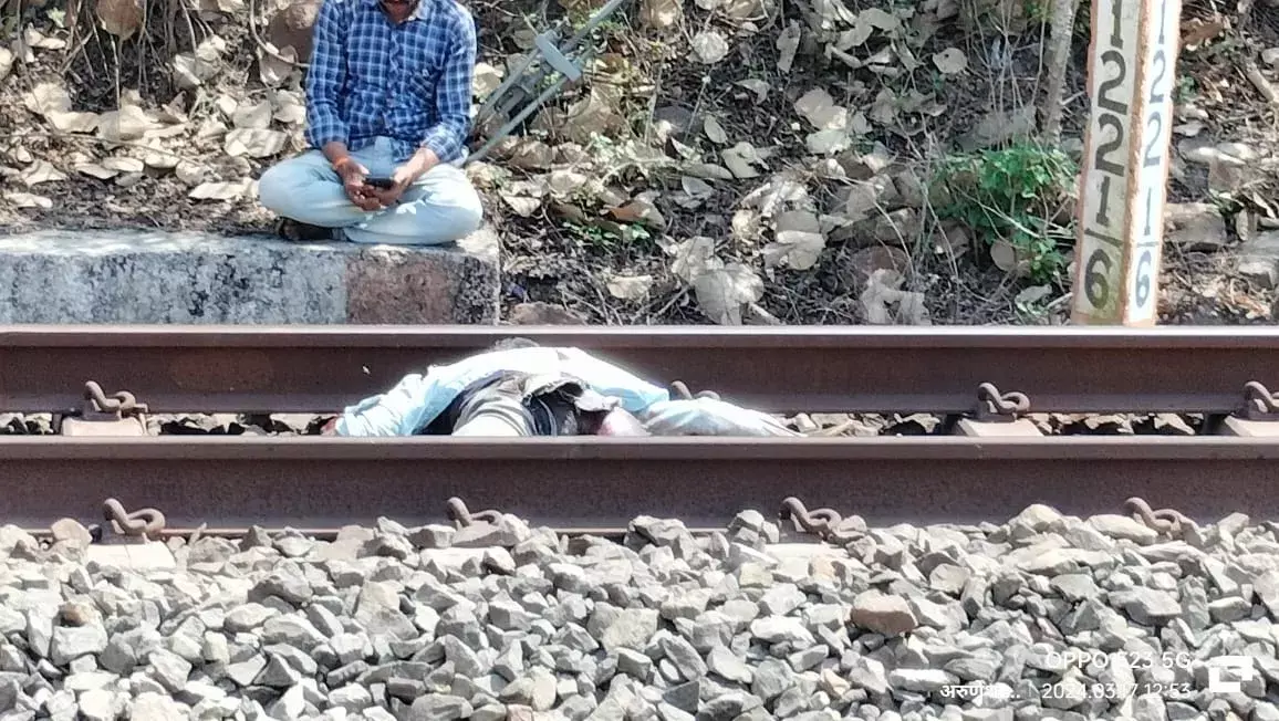 रेलवे ट्रैक पर मिला नाबालिग लड़की के साथ युवक का शव