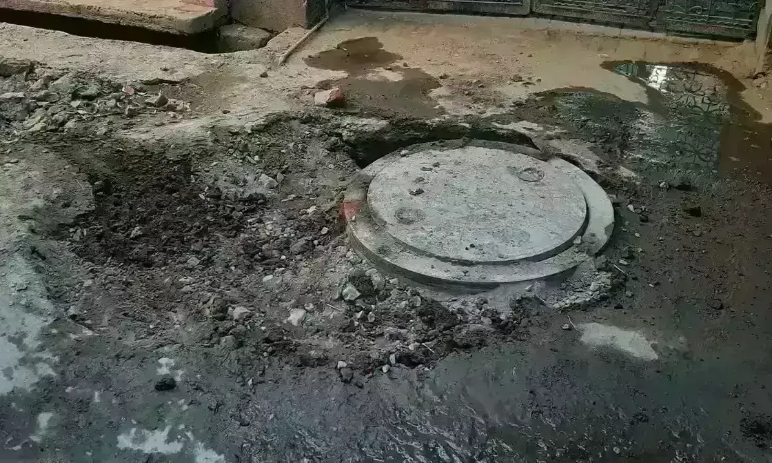 सड़क निर्माण के दौरान टूटे चेंबर, घरों में हो रहा सीवर ओवरफ्लो