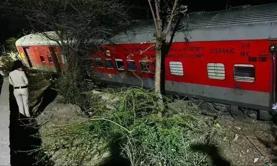 अजमेर में साबरमती एक्सप्रेस दुर्घटनाग्रस्त, इंजन समेत चार कोच पटरी से उतरे