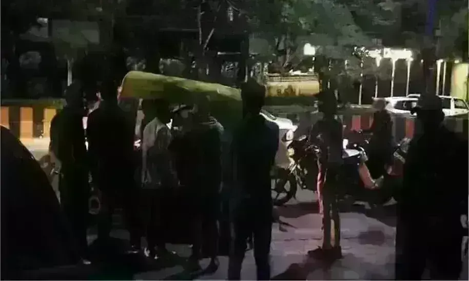 इंदौर में दीवार तोड़कर घर में घुसी कार, दो युवतियां घायल