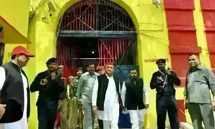 अखिलेश यादव ने जेल में आजम खान से की मुलाकात, रामपुर सीट को लेकर चर्चा की अटकलें