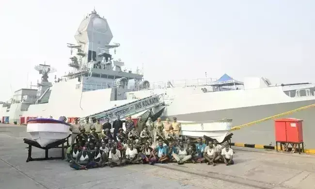 भारत लाए गए 35 सोमालियाई समुद्री डाकू, नौसेना ने पुलिस को सौंपा