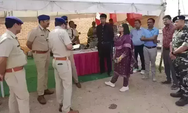 ग्रामीण क्षेत्रों के मतदान केन्द्रों पर पहुंची ग्वालियर कलेक्टर, प्रतिबंधात्मक कार्रवाई के दिए निर्देश ग्रामीण क्षेत्रों के मतदान केन्द्रों पर पहुंची ग्वालियर कलेक्टर, प्रतिबंधात्मक कार्रवाई के दिए निर्देश