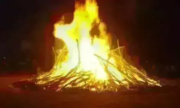 ग्वालियर में होलिका दहन होते ही खिलने लगी होगी, गुलाल लगाकर दी बधाई