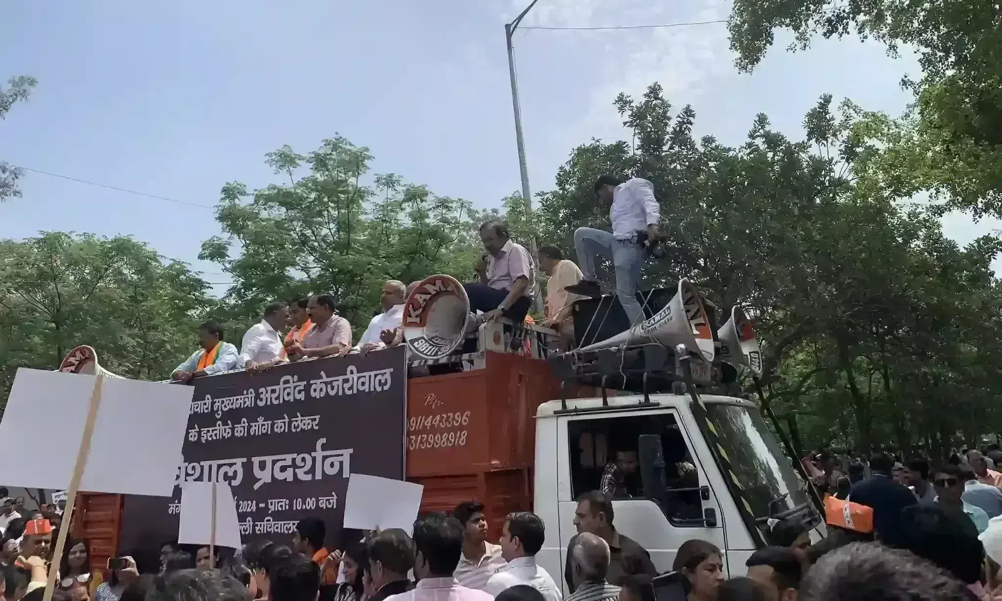 दिल्ली में सड़कों पर उतरे भाजपा कार्यकर्ता, आम आदमी पार्टी के खिलाफ किया प्रदर्शन