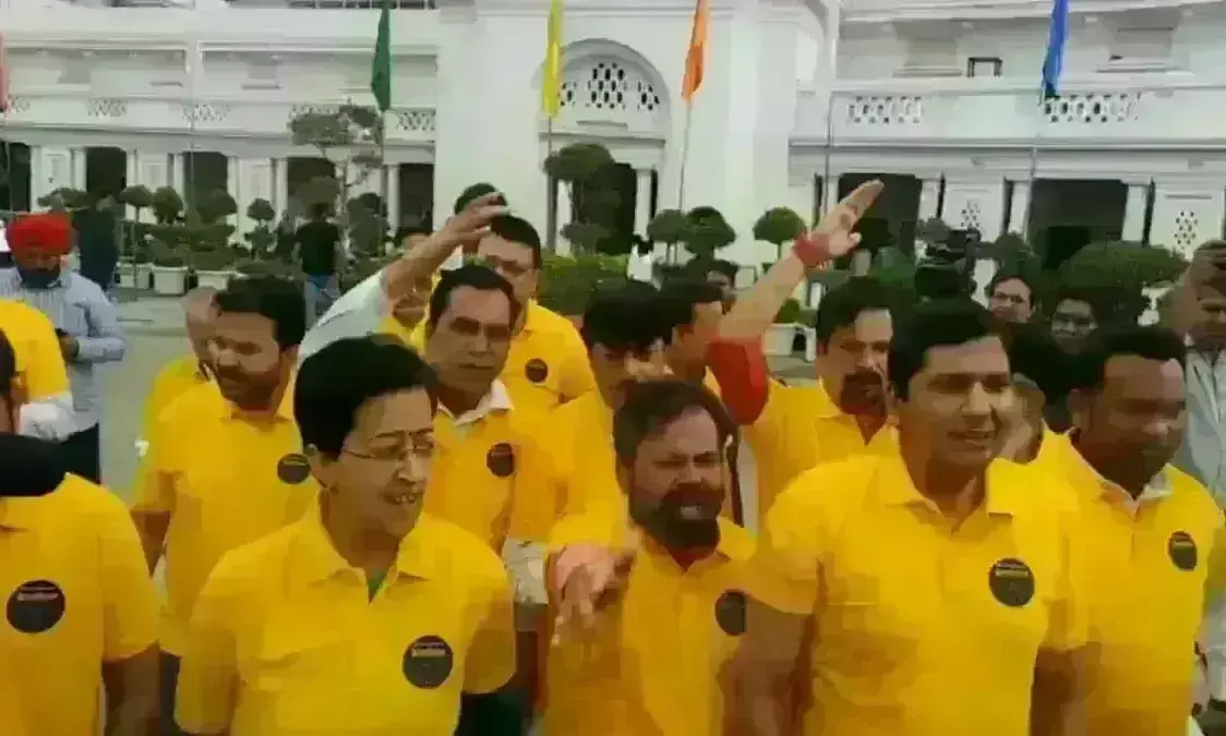 दिल्ली विधानसभा में आप विधायकों का हंगामा, केजरीवाल की गिरफ्तारी का किया विरोध दिल्ली विधानसभा में आप विधायकों का हंगामा, केजरीवाल की गिरफ्तारी का किया विरोध