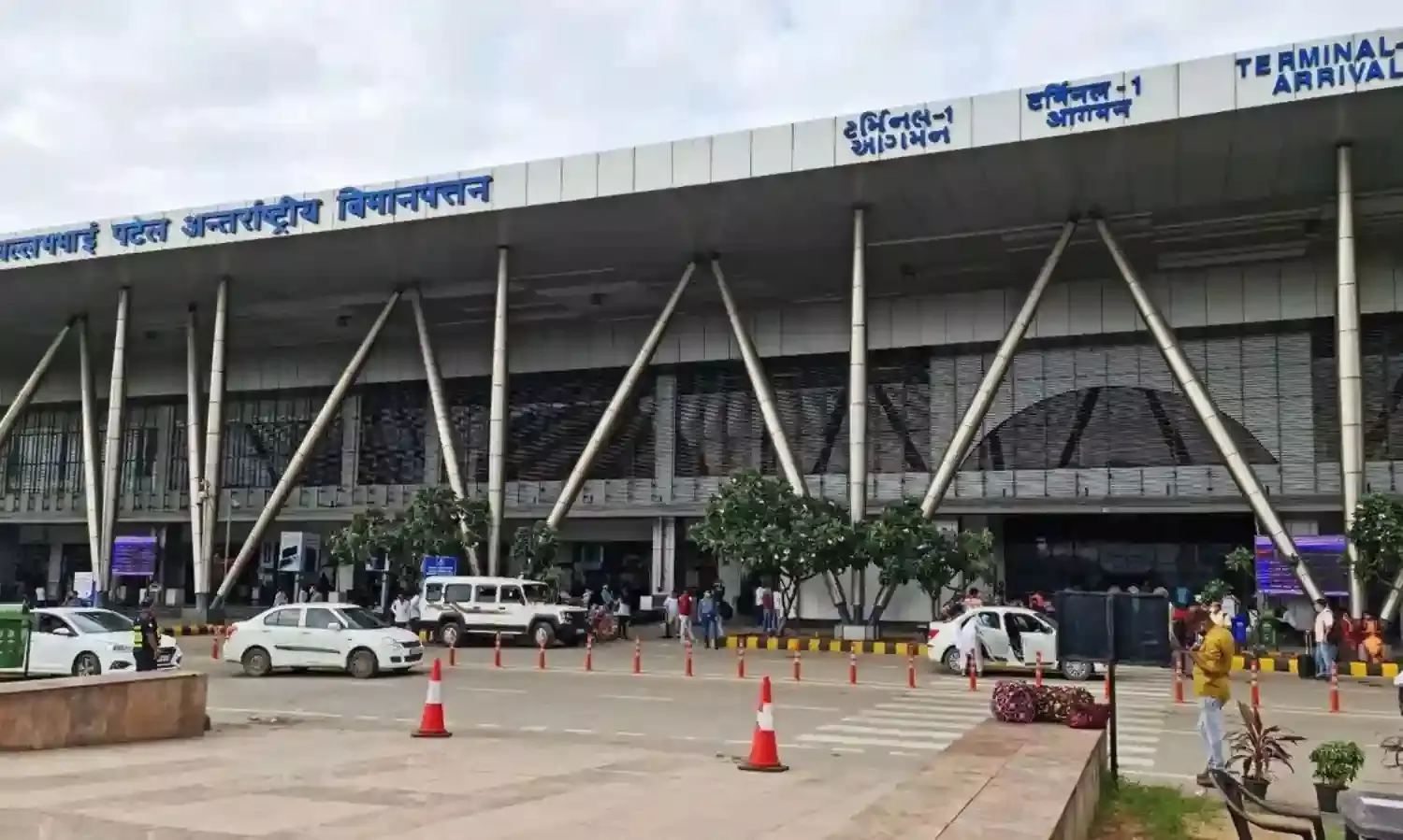 अहमदाबाद एयरपोर्ट ने बनाया नया रिकॉर्ड, 1 साल में 1.15 करोड़ से अधिक यात्री पहुंचे