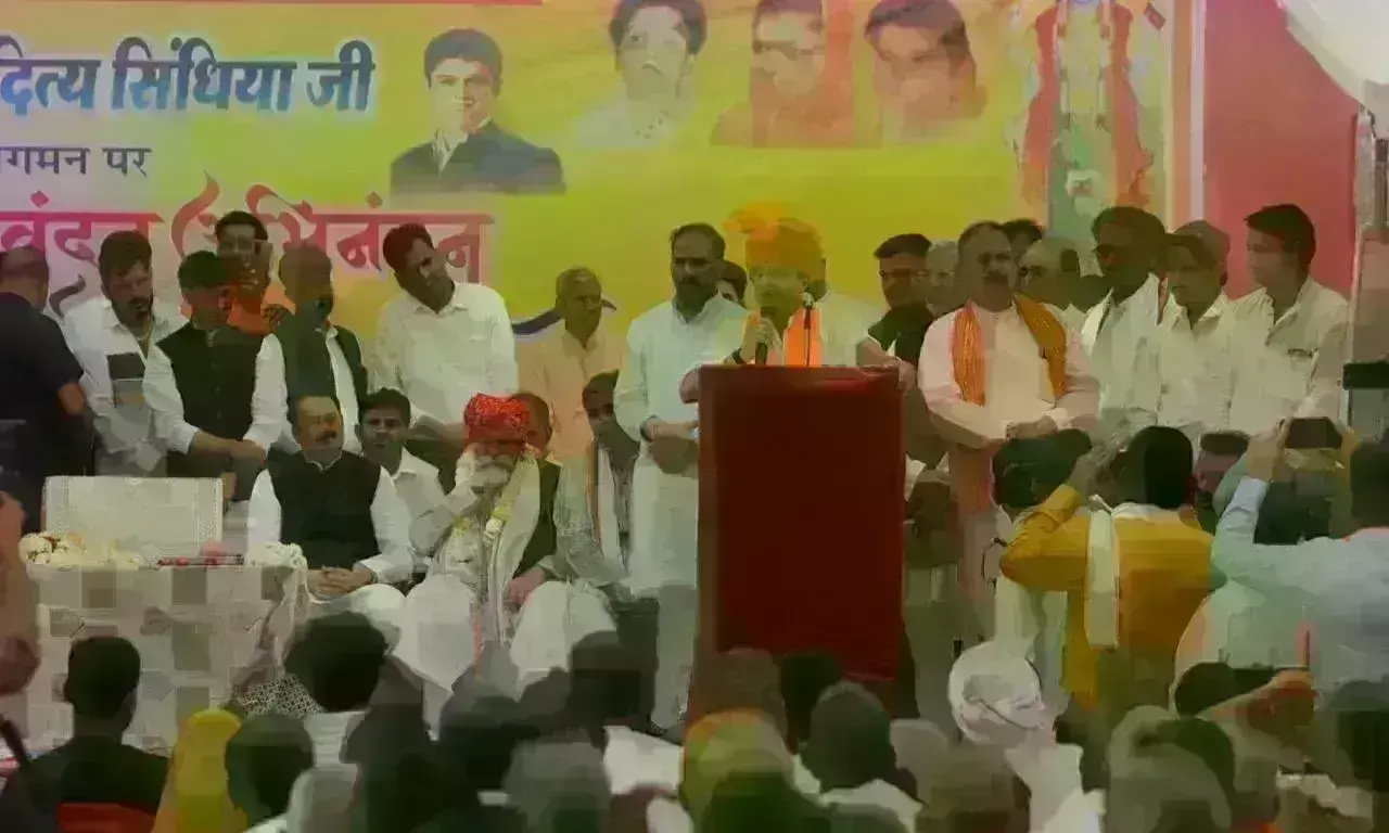 ज्योतिरादित्य सिंधिया ने शिवपुरी में गिनाई मोदी सरकार की उपलब्धियां, कहा - हर बूथ पर 370 वोट बढ़ाना है ज्योतिरादित्य सिंधिया ने शिवपुरी में गिनाई मोदी सरकार की उपलब्धियां, कहा - हर बूथ पर 370 वोट बढ़ाना है