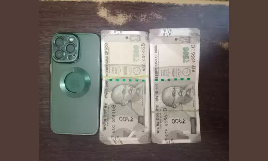 मोबाइल पर आईपीएल सट्टा खिलवा रहे सट्टेबाज को पकड़ा मोबाइल पर आईपीएल सट्टा खिलवा रहे सट्टेबाज को पकड़ा