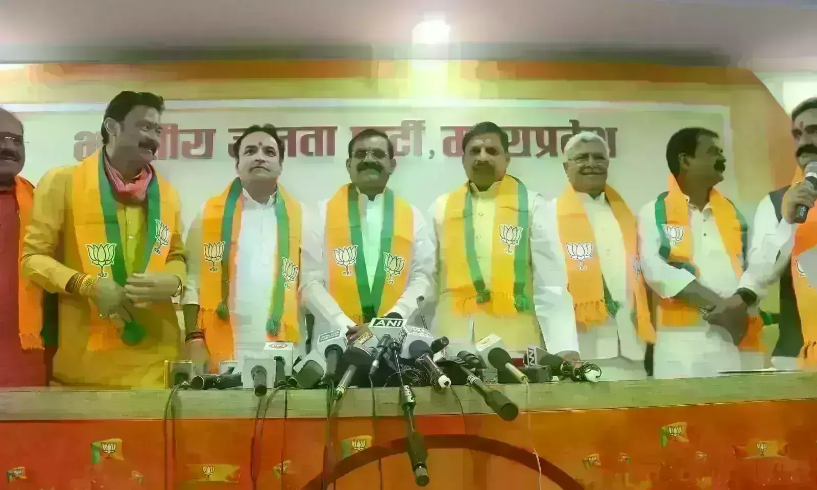 मप्र में पूर्व सांसद रामलखन सिंह समेत दो विधायक भाजपा में शामिल, मुख्यमंत्री ने दिलाई सदस्यता मप्र में पूर्व सांसद रामलखन सिंह समेत दो विधायक भाजपा में शामिल, मुख्यमंत्री ने दिलाई सदस्यता