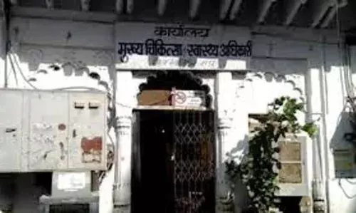 स्वदेश की खबर का असर : CMHO ने किए चिकित्सकों के अटैचमेंट समाप्त