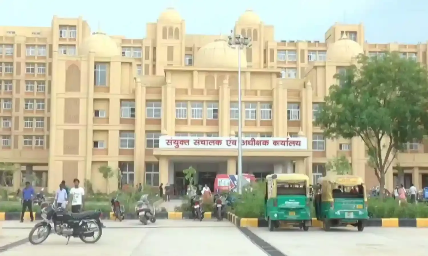 ग्वालियर जयारोग्य अस्पताल में 60 वर्षीय बुजुर्ग अपने भाई को पीठ पर लादे होता रहा परेशान