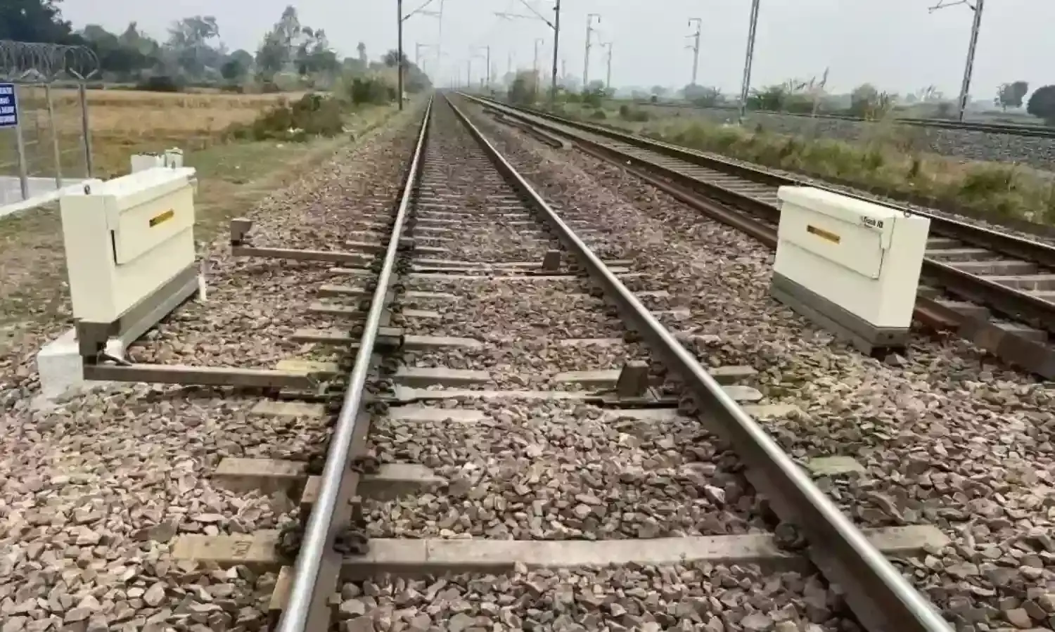 दतिया-डबरा के बीच तीसरी लाइन पर 120 किमी की रफ्तार से दौड़ी ट्रेन दतिया-डबरा के बीच तीसरी लाइन पर 120 किमी की रफ्तार से दौड़ी ट्रेन