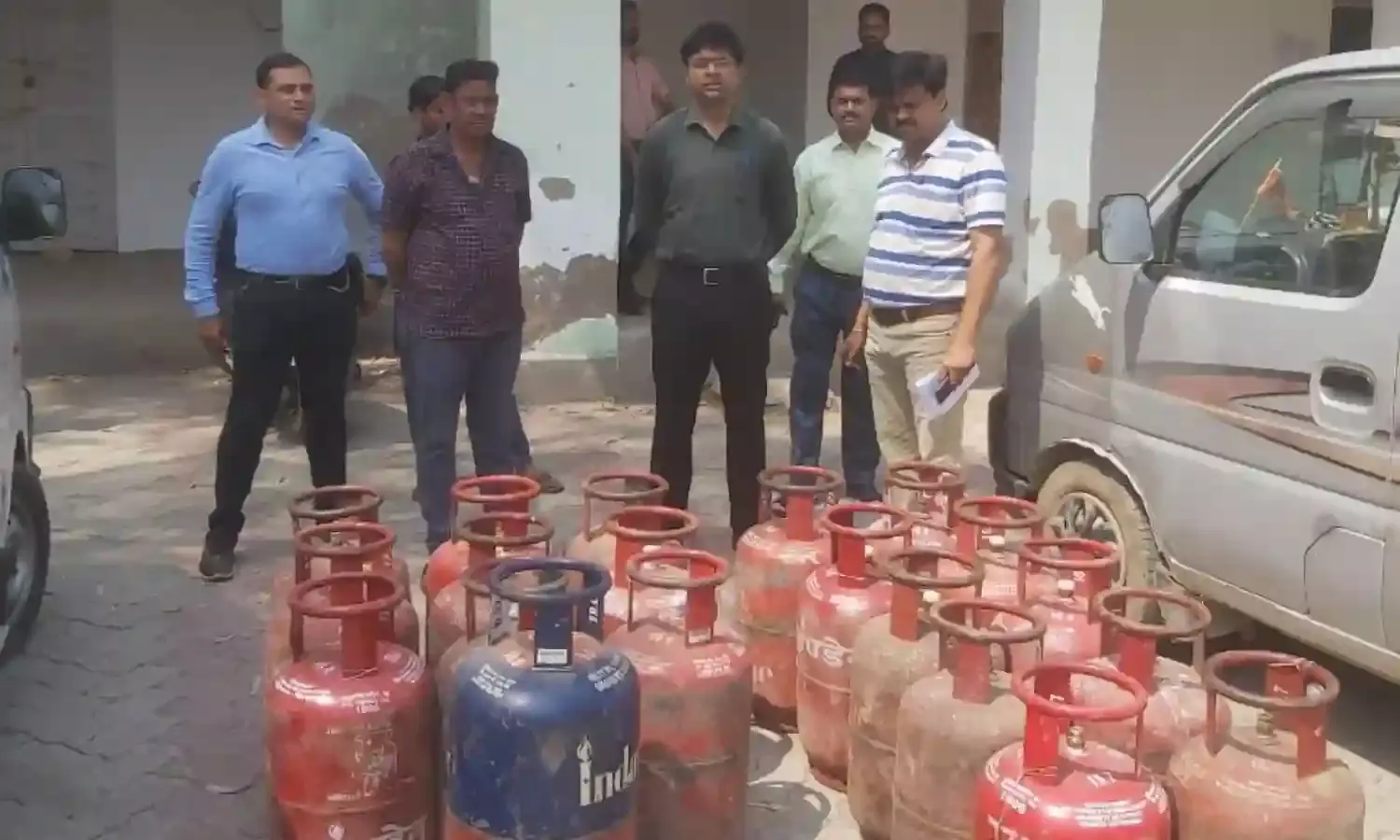 टीम देख दुकान बंद कर भागा संचालक, 19 सिलेण्डर व रिफिलिंग मशीनें जब्त टीम देख दुकान बंद कर भागा संचालक, 19 सिलेण्डर व रिफिलिंग मशीनें जब्त