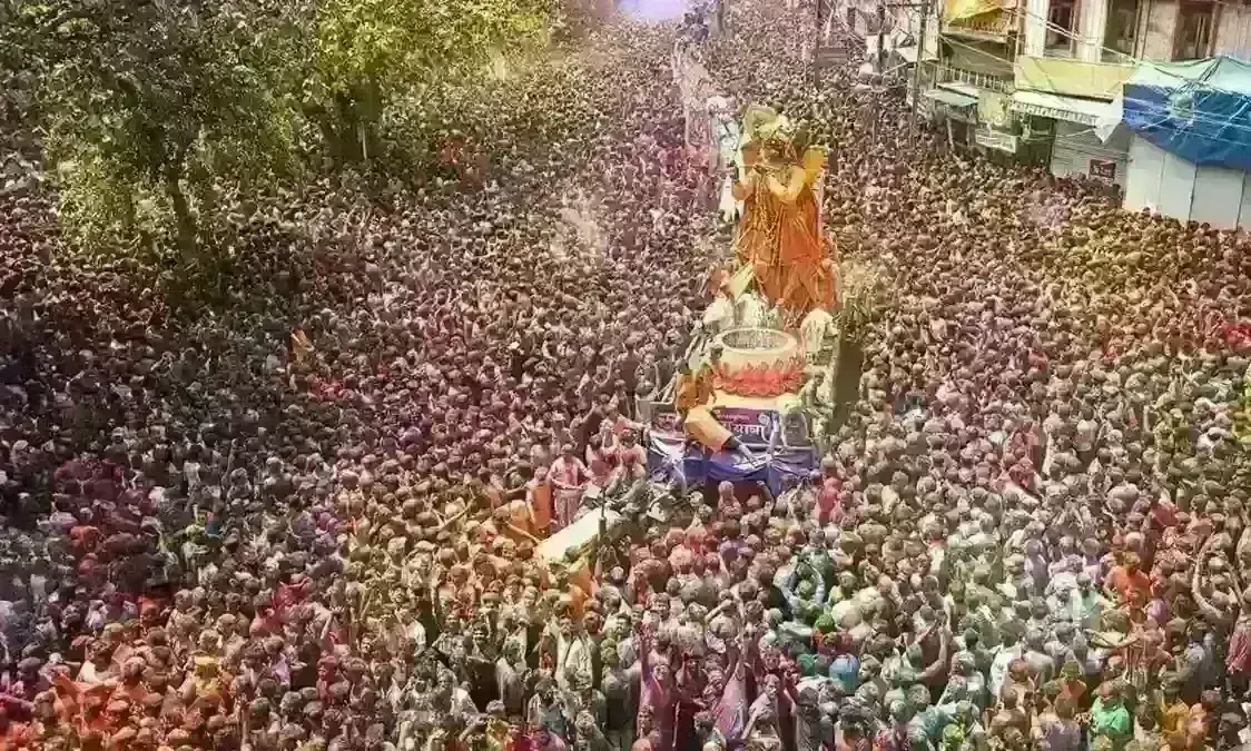 रंगपंचमी पर इंदौर में निकली गेर, महाकाल को चढ़ाया केसरयुक्त जल