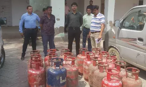 टीम देख दुकान बंद कर भागा संचालक, 19 सिलेण्डर व रिफिलिंग मशीनें जब्त