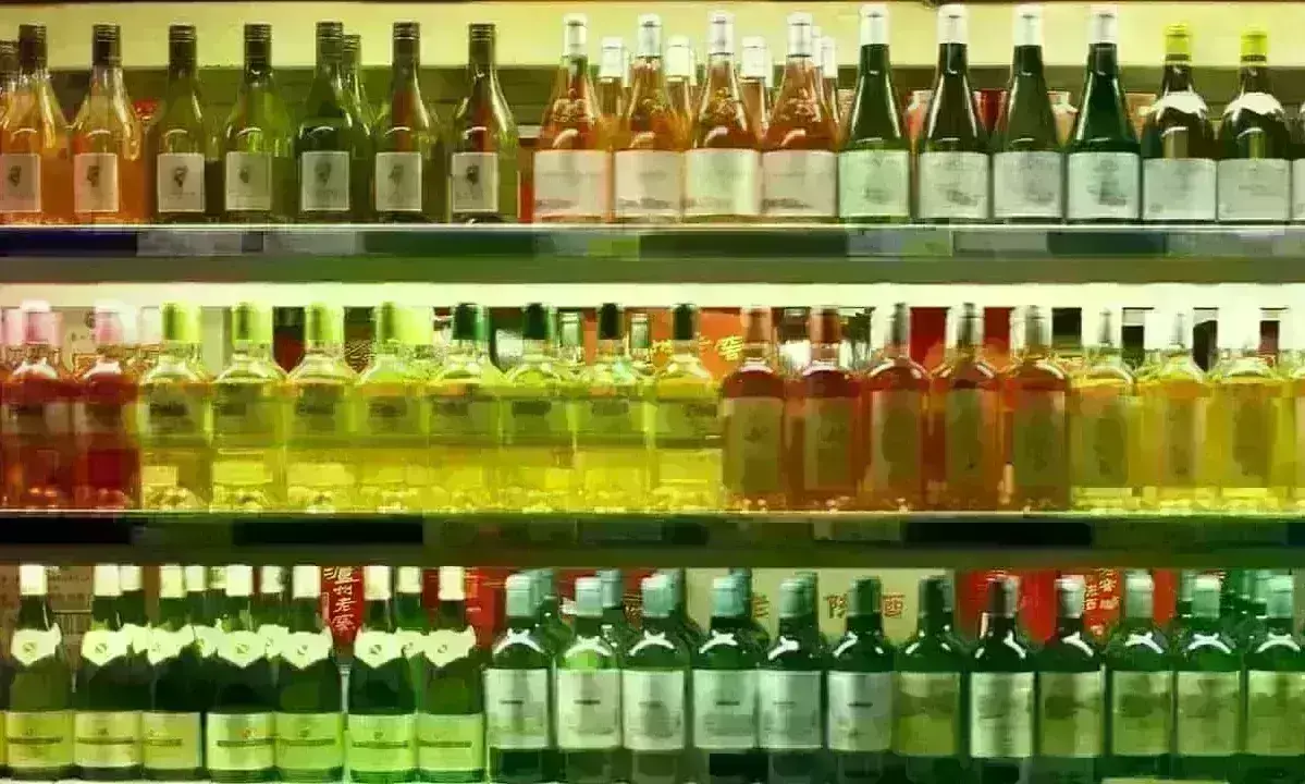 शराब की दुकानों पर रात तक उमड़ी भीड़, 25 रूपए में बिका सफेद क्वार्टर
