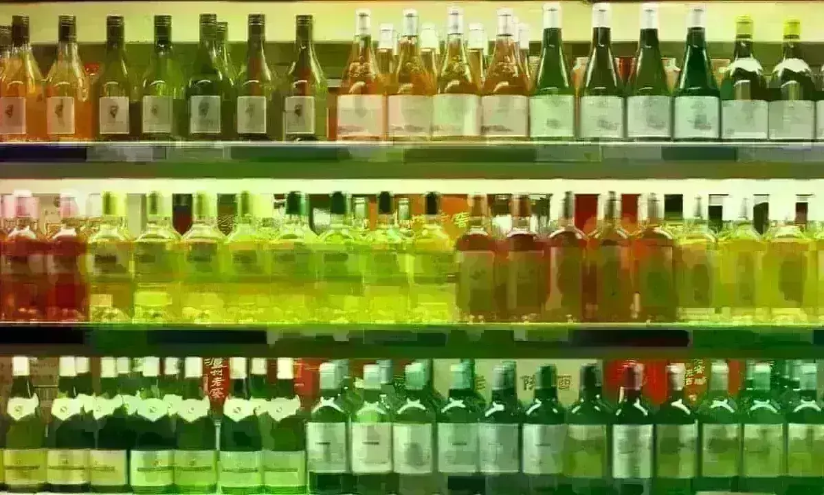 शराब की दुकानों पर रात तक उमड़ी भीड़, 25 रूपए में बिका सफेद क्वार्टर