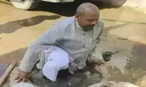 ग्वालियर में भाजपा पार्षद ने खुद सीवर में उतरकर की सफाई, कहा - न आयुक्त सुन रहे, न ठेकेदार