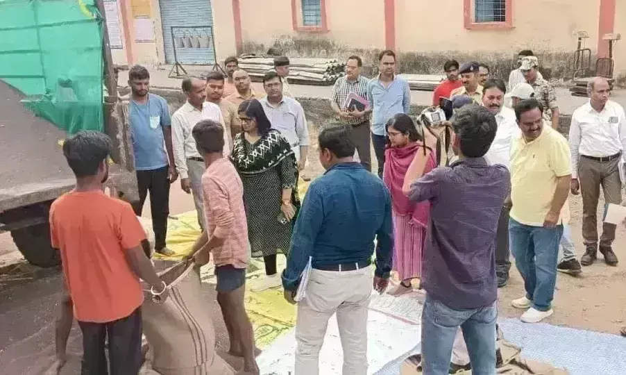 ग्वालियर में कलेक्टर ने किया उपार्जन केंद्र का निरीक्षण, मशीन से जांची सरसों की नमी