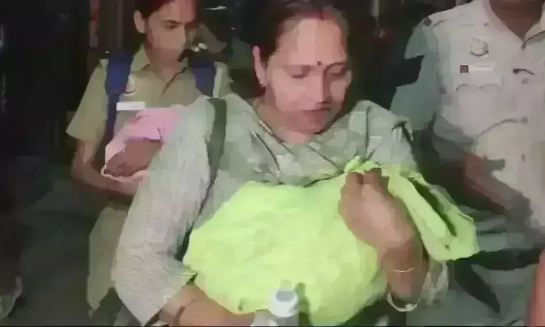 दिल्ली में बच्चा चोर गैंग का खुलासा, CBI ने 7 तस्करों को गिरफ्तार कर 3 शिशुओं को बचाया दिल्ली में बच्चा चोर गैंग का खुलासा, CBI ने 7 तस्करों को गिरफ्तार कर 3 शिशुओं को बचाया