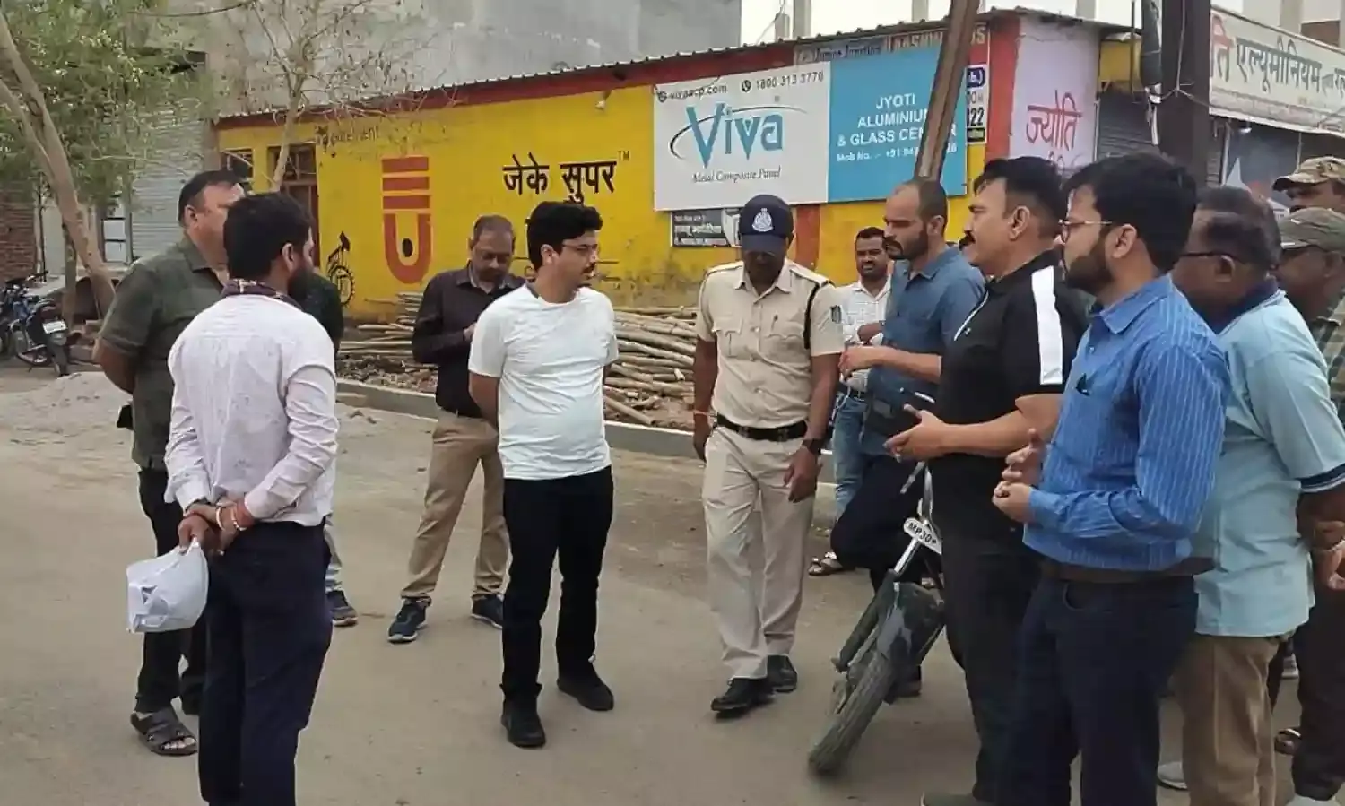 ग्वालियर में निरीक्षण में मिले गंदगी के ढेर, मौके पर जेसीबी मंगाकर कराई सफाई ग्वालियर में निरीक्षण में मिले गंदगी के ढेर, मौके पर जेसीबी मंगाकर कराई सफाई