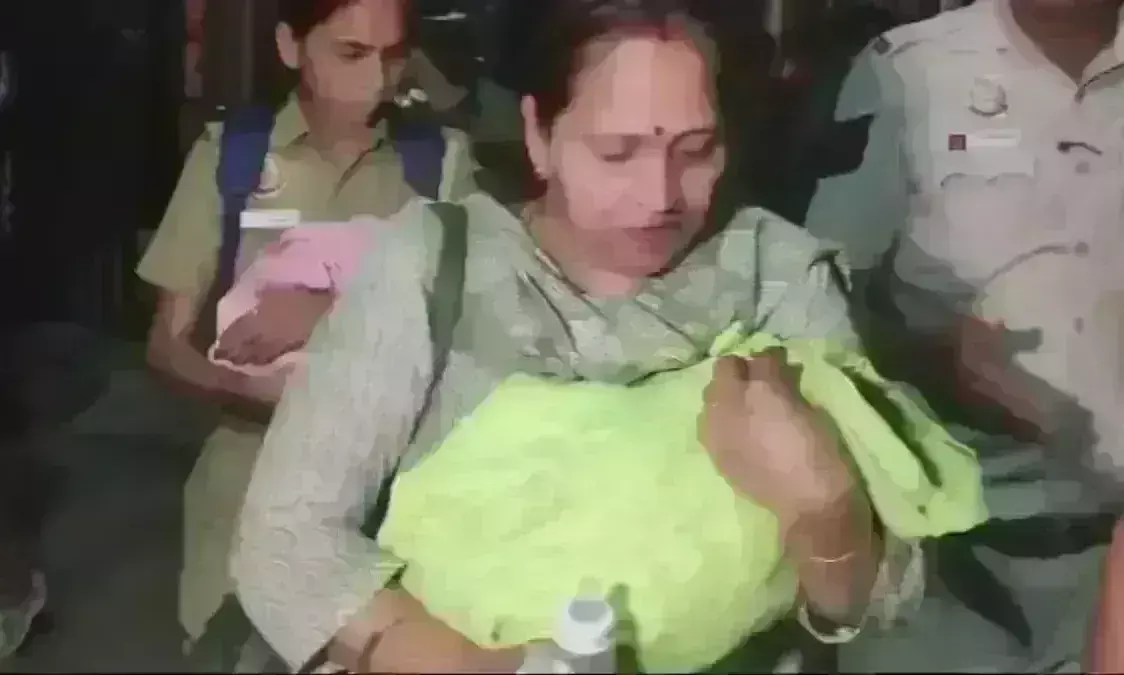 दिल्ली में बच्चा चोर गैंग का खुलासा, CBI ने 7 तस्करों को गिरफ्तार कर 3 शिशुओं को बचाया दिल्ली में बच्चा चोर गैंग का खुलासा, CBI ने 7 तस्करों को गिरफ्तार कर 3 शिशुओं को बचाया