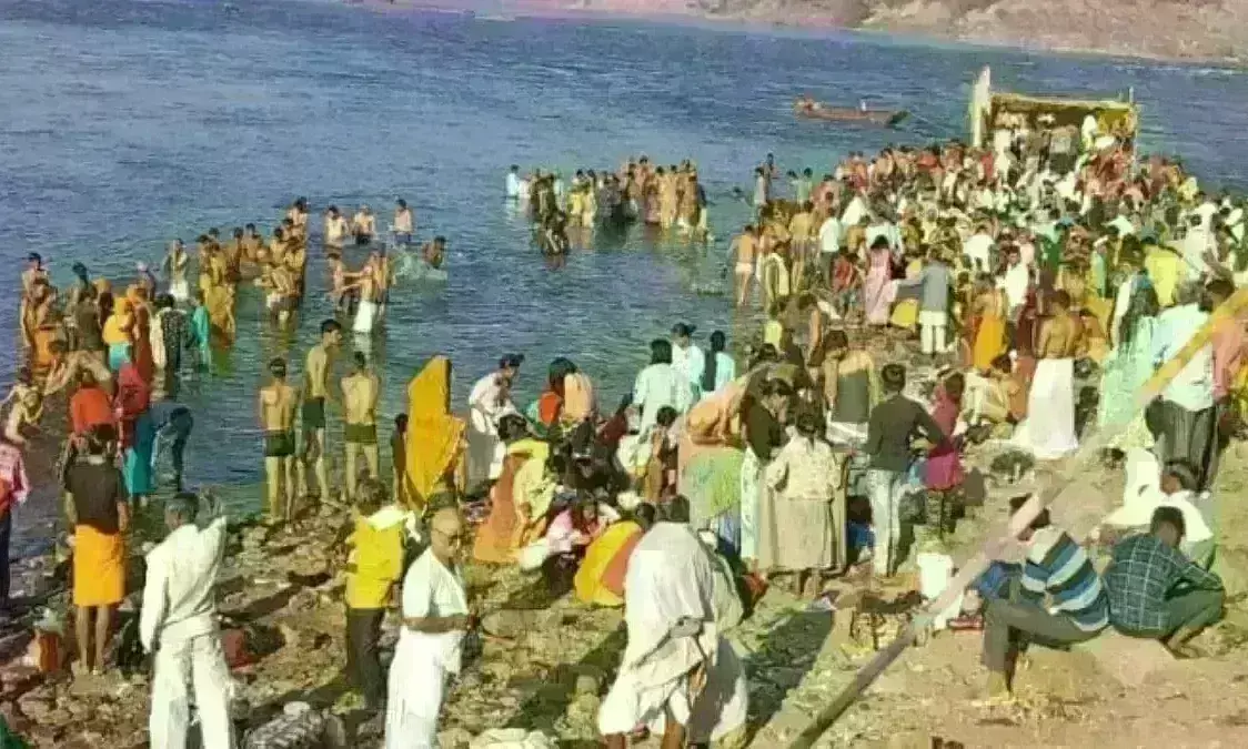 भूतड़ी अमावस्या पर नर्मदा-क्षिप्रा में डुबकी लगाने उमड़े तंत्र साधक और आम श्रद्धालु भूतड़ी अमावस्या पर नर्मदा-क्षिप्रा में डुबकी लगाने उमड़े तंत्र साधक और आम श्रद्धालु