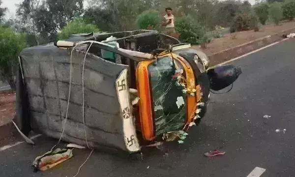 सागर में भीषण हादसा, ट्रक की टक्कर से पलटा ऑटो, तीन की मौत-14 घायल