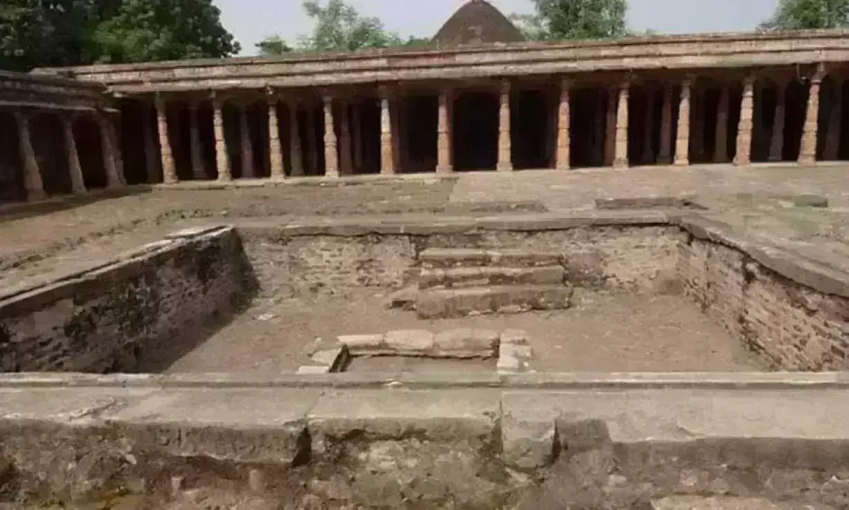 भोजशाला में सर्वे का 18 वां दिन, दीवार और हवनकुंड से मिट्टी हटा रही ASI की टीम भोजशाला में सर्वे का 18 वां दिन, दीवार और हवनकुंड से मिट्टी हटा रही ASI की टीम